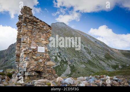 Ruinen der alten Ulldetenhütte, eröffnet 1909. Naturpark Capçaleres del Ter i del Freser. Katalonien. Spanien. Stockfoto