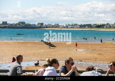 Elie Strand mit Leuten, die draußen im Ship Inn an einem Sommertag trinken. Stockfoto