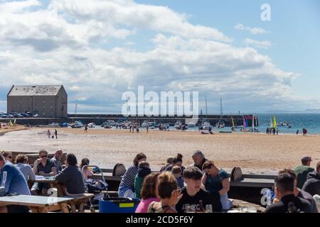 Elie Strand mit Leuten, die draußen im Ship Inn an einem Sommertag trinken. Stockfoto