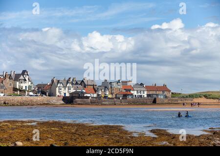 Die Küste von Elie mit dem Ship Inn Pub direkt am Wasser, Elie, Fife, Schottland. Stockfoto