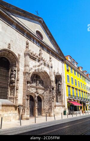 Blick auf die Straße von Lissabon mit dem Haupteingang der Kirche Von Nossa Senhora da Conceicao Velha Stockfoto