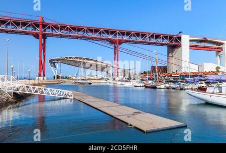 Jachthafen in der Nähe der Brücke 25 de Abril. Es ist eine Hängebrücke, die die Stadt Lissabon, die Hauptstadt Portugals, mit der Gemeinde Almada verbindet Stockfoto