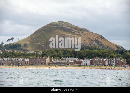 Berwick Law vom Meer aus gesehen, North Berwick, East Lothian, Schottland Stockfoto