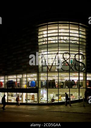 Großes Marks & Spencer Kaufhaus bei Nacht, mit beleuchteten Innenböden, Norwich, Norfolk, England, Großbritannien Stockfoto