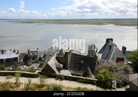 Dächer von Häusern in der Stadt Mont St Michel In Frankreich Stockfoto