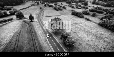 Luftaufnahme der Straße zwischen den Feldern Stockfoto