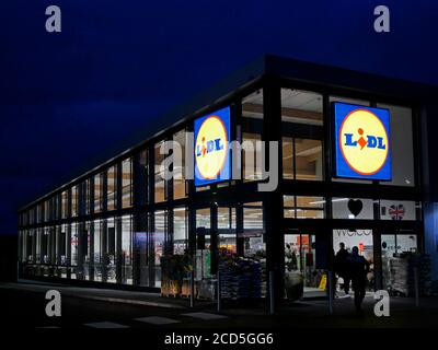 Lidl Superstore neu eröffnet im Jahr 2018, nachts in den Vororten von Norwich, Norfolk, England, Großbritannien Stockfoto