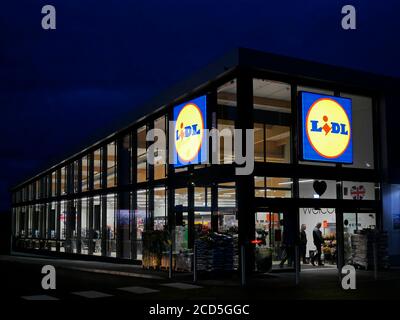 Lidl Superstore neu eröffnet im Jahr 2018, nachts in den Vororten von Norwich, Norfolk, England, Großbritannien Stockfoto