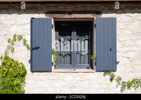Offene Fensterläden aus Holz auf einem französischen Bauernhaus Stockfoto