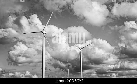 Blick auf Windturbinen und Wolken Stockfoto