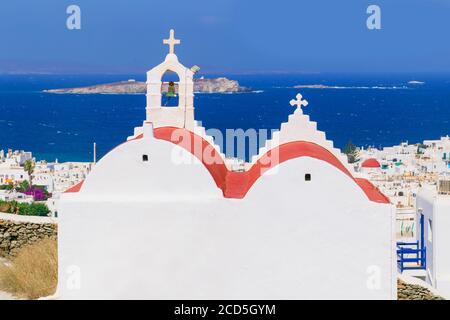 Griechisch orthodoxe Kapelle mit Blick auf Mykonos-Stadt, Mykonos, Kykladen-Inseln, Griechenland Stockfoto