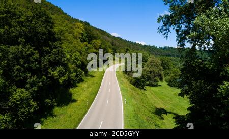 Luftaufnahme der Straße durch grüne Landschaft Stockfoto