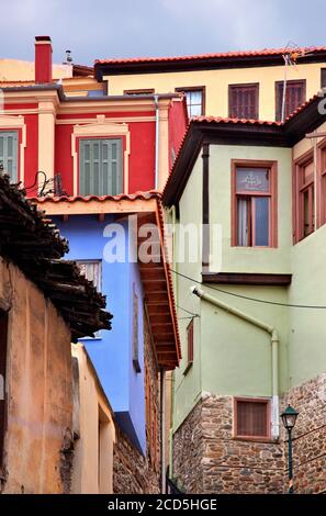 Schöne, bunte alte Häuser im alten Teil (bekannt als "Panagia" Nachbarschaft) von Kavala Stadt, Mazedonien, Griechenland. Stockfoto