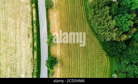 Direkt über der Straße durch ländliche Landschaft Stockfoto