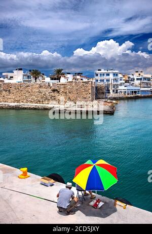 Menschen, die am Eingang des alten Hafens von ierapetra Stadt, Kreta, Griechenland angeln. Im Hintergrund Schloss Kales. Stockfoto