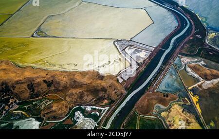 Blick auf Salzebenen und Straße, Kalifornien, USA Stockfoto