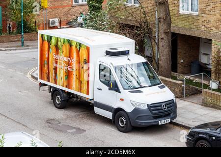 Ein Sainsbury's Supermarkt Lieferwagen geparkt auf einer Wohnstraße in North London, Großbritannien Stockfoto