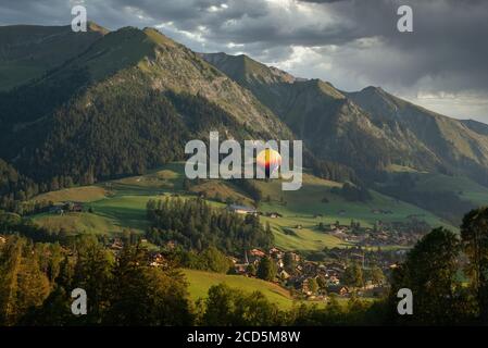 Ballon über Chateau d'Oex, Schweiz Stockfoto