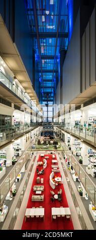 Ansicht von Tischen und Fenstern im Francis Crick Institute, London, England, Großbritannien Stockfoto