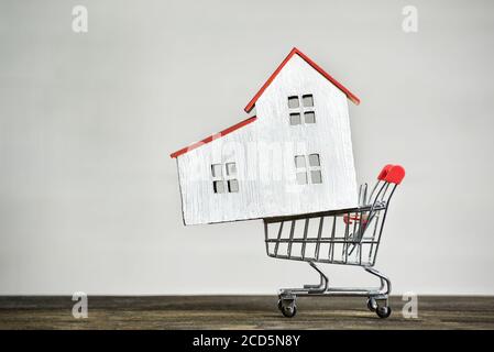 Modellhaus und Warenkorb Kauf Haus Konzept. Hypothekenmiete Stockfoto