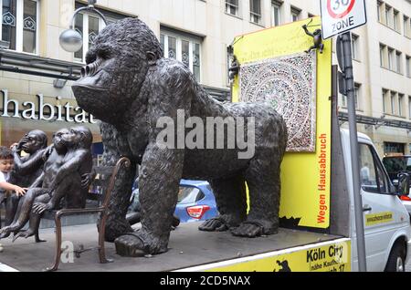 Statuen drei Weise Affen und großer Gorilla bei einem Antiken Einkaufsstraße in Köln Stockfoto