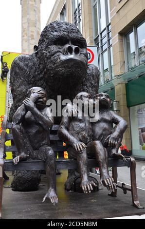 Statuen drei Weise Affen und großer Gorilla bei einem Antiken Einkaufsstraße in Köln Stockfoto