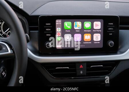 Apple CarPlay-Bildschirm im Hauptmenü des Armaturenbretts. Unterhaltung im Automobil, August 2020, San Francisco, USA Stockfoto