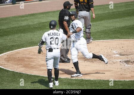 Chicago, Usa. August 2020. Chicago White Sox designierten Hitter Edwin Encarnacion (23) feiert mit Shortstop Danny Mendick (20) nach erzielte gegen die Pittsburgh Pirates in der zweiten Inning bei Guaranteed Rate Feld am 26. August 2020 in Chicago. Foto von Kamil Krzaczynski/UPI Credit: UPI/Alamy Live News Stockfoto