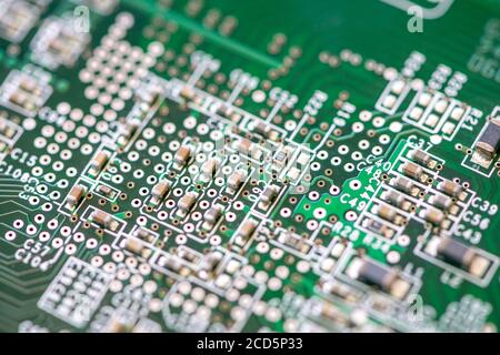 Nahaufnahme eines SMD-Kondensators auf einer Leiterplatte. Elektronische Komponenten. Stockfoto