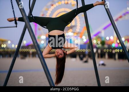 Weibliche flugforscherin acrobat am Strand in der Nähe von Santa Monica Pier, Santa Monica, Kalifornien, USA Stockfoto