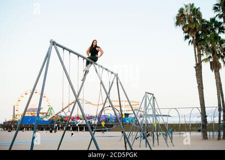 Weibliche flugforscherin acrobat am Strand in der Nähe von Santa Monica Pier, Santa Monica, Kalifornien, USA Stockfoto