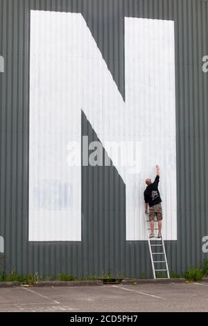 THE HAGUE - Straßenkünstler macht einen riesigen Buchstaben N Als Teil des Binckhaven-Logos Stockfoto