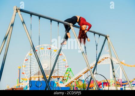 Weibliche flugforscherin acrobat am Strand in der Nähe von Santa Monica Pier, Santa Monica, Kalifornien, USA Stockfoto