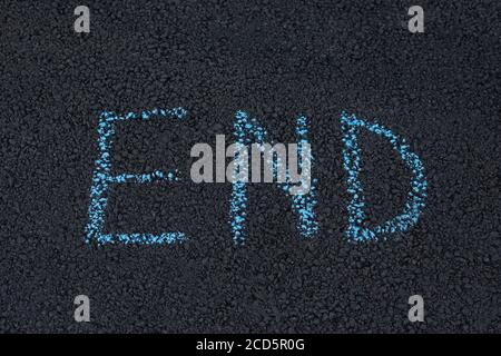 WORTENDE ist in Kreide auf Asphalt geschrieben. Inschrift auf dem Bürgersteig. Schwarzer Asphalt. Stockfoto