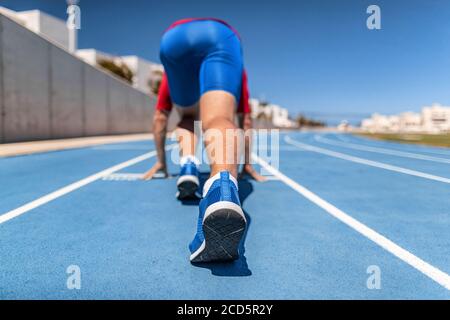 Sprinter an der Startlinie warten auf Rennen Wettbewerb auf der Strecke und Feld außerhalb des Stadions starten. Athlet Läufer Mann läuft im Freien Stockfoto