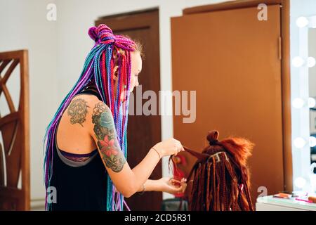 Barbier Zöpfe Dreadlocks. Afrikanische Zöpfe sind im Schwanz gesammelt. Bischkek, Kirgisistan - 04. Juli 2019. Stockfoto