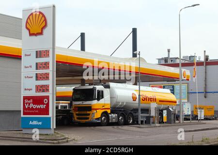 DEN HAAG - Shell-LKW an einer Tankstelle Stockfoto