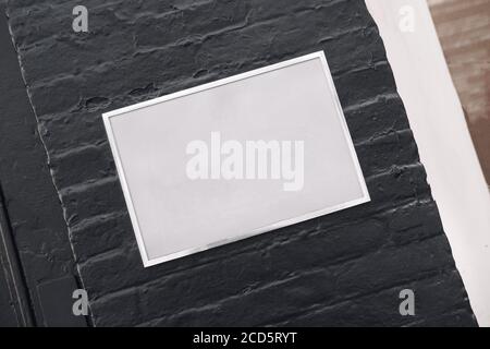 Silber Metall-Edelstahl-Platte Zeichen auf schwarzen Backstein Wand Textur Hintergrund, Namensschild, Firmenname Logo Vorlage, mockup. Platz für Text kopieren Stockfoto