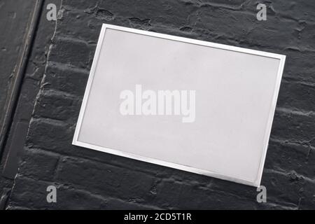 Silber Metall-Edelstahl-Platte Zeichen auf schwarzen Backstein Wand Textur Hintergrund, Namensschild, Firmenname Logo Vorlage, mockup. Platz für Text kopieren Stockfoto