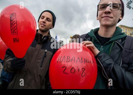 Moskau, Russland. Oktober 2017. Die Menschen nehmen an einer nicht autorisierten Kundgebung gegen den Kreml Teil, die der Oppositionsführer Alexej Nawalny, der eine 20-tägige Gefängnisstrafe absitzt, am Tag des 65. Geburtstages von Präsident Wladimir Putin in der Innenstadt von Moskau einberufen hat Stockfoto