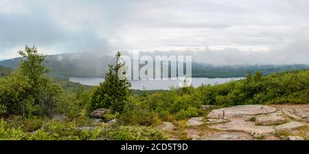 Eagle Lake von Cadillac Mountain aus gesehen an einem bewölkten Tag, Mount Desert Island, Acadia National Park, Maine, USA Stockfoto