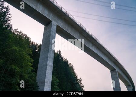 Straßenbrücke bei Reutte, Blick von unten, Sommerabend Stockfoto