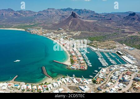 Tetakahui Hügel Luftansicht des Yachtpiers und der Boote. Bahia und Hügel neben der Wüste in San Carlos, Sonora, Mexiko. Golf von Kalifornien. Meer von ​​Cor Stockfoto