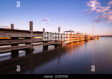 Anlegestelle des Altmühlsees bei Sonnenuntergang am Sommerabend Stockfoto