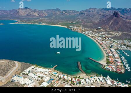 Tetakahui Hügel Luftansicht des Yachtpiers und der Boote. Bahia und Hügel neben der Wüste in San Carlos, Sonora, Mexiko. Golf von Kalifornien. Meer von ​​Cor Stockfoto