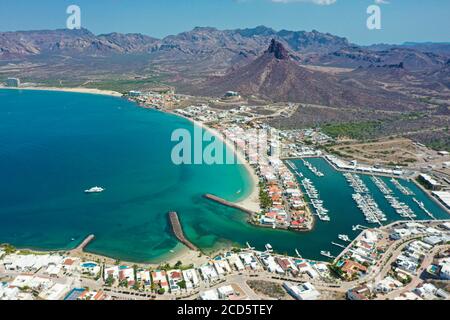 Tetakahui Hügel Luftansicht des Yachtpiers und der Boote. Bahia und Hügel neben der Wüste in San Carlos, Sonora, Mexiko. Golf von Kalifornien. Meer von ​​Cor Stockfoto