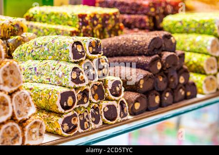 Verschiedene hell gefärbte türkische Köstlichkeiten Süßigkeiten Baklava Lokum und getrocknete Früchte Gemüse auf dem Markt in Istanbul, Türkei Stockfoto