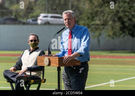 New York, NY - 26. August 2020: Bürgermeister de Blasio spricht bei einer Pressekonferenz an der Bronx Collaborative High School Stockfoto