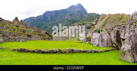 Hauptplatz in den inkanischen Ruinen von Machu Picchu mit Huayna Picchu auf der linken Seite, Aguas Calientes, Peru, Südamerika Stockfoto