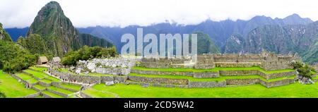 Hauptplatz in den inkanischen Ruinen von Machu Picchu mit Huayna Picchu auf der linken Seite, Aguas Calientes, Peru, Südamerika Stockfoto